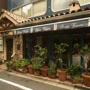 1983年の創業以来、“垣根がない店”を貫いているフランス料理店。お子様、ベビーカーでのご来店ももちろんOK。誰もが思い思いにくつろげ、季節のフレンチに和めます。ランチ・ディナーとも、お気軽にどうぞ！