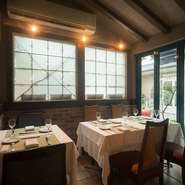 初めて訪れても、ほっと和む雰囲気ともてなしに憩える店。コースの価格を幅広く設定し、いろいろなシーンに利用できるのも特長。記念日にはデザートプレートにメッセージ入れをサービス。詳細はご予約時に。