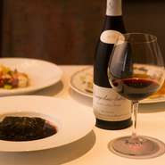 赤坂の隠れ家的な立地にあり、フランスの古民家のような風情。本格フレンチとワインをビストロ感覚で楽しめるのが魅力で、友人や仕事仲間、デート、ファミリーでなど、気心の知れた人とゆっくり憩えるお店です。