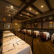 赤坂エリアでの接待・会食の場として、長年愛されるフレンチ。日頃お世話になっている人と美味しいものを囲み、親睦を深める宴席にぴったりです。あえて個室を設けず、レストラン全体の雰囲気を楽しめる趣向も好評。