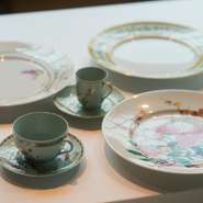 本格フレンチを気軽に楽しめるよう、内装にもこだわり。高い天井、木の温かみが薫る空間など、フランスの田舎の民家にいるような空気感の中で憩えます。リモージュ焼きの名門レイノー社の器も料理に華を添えます。