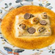 創業時から愛される一皿。舌平目をいかに美味しく味わえるかを追求し、ベルモット酒をきかせたクリームソースとサバイヨンと合わせてグラタン風に。味わうごとに隠し味のトリュフの香りが広がる趣向も◎。