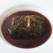 シェフの好物をフレンチに昇華。タネには熟成肉の名精肉店、京都・中勢以の牛肉を贅沢に使用。肉厚のキャベツで巻き、カベルネソーヴィニヨンの赤ワインソースで煮込みに。シンプルかつ奥行きのある美味しさ！