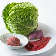 中勢以の熟成牛肉、イタリアから空輸仕入れするちりめんキャベツ、鱧や鮎などの和食材も交えた日本各地の旬魚介、加賀野菜などの伝統野菜をはじめ、国内外の食材を吟味。その時季の“今”を感じる味を届けています。