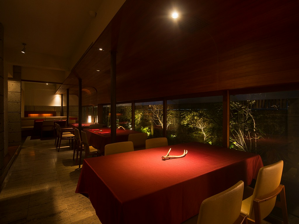 華やかさの中に落ち着きを感じる、料理を楽しむための上質な空間