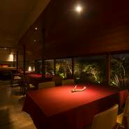 シックな色合いでまとめられた店内。優しい明かりが照らし出す空間はムーディーな雰囲気に包まれています。ドレスコードがあるため来店時、男性はジャケット着用、タンクトップ・サンダルはご遠慮ください。