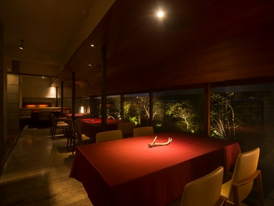 華やかさの中に落ち着きを感じる、料理を楽しむための上質な空間