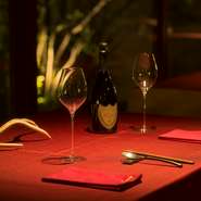 上品な雰囲気に包まれ洗練された店内は、大人のデートにぴったり。「大人たちの遊び場」で、素材の味をダイレクトに堪能できる料理を味わえます。二人きりの時間を満喫できる、デート向けスペシャルシートも用意。