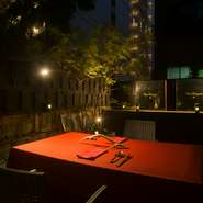 麻布の街に静かに佇むその姿は、まるで隠れ家のよう。自分だけが知っている、とっておきの店にしたくなります。6名まで入れる個室も完備されているので、大切な人と過ごすひとときをこころゆくまで楽しんで。