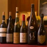 世界各国から選りすぐったワインを揃えています。アルコールペアリングを注文すると、その時のコースメニューに最も合うワインをセレクトしてくれます。また、八寸には料理の味を引き立てる日本酒を用意。