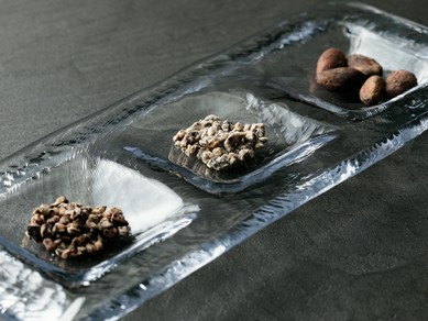 新感覚！店オススメの、ワインのおとも『グレナダ産カカオ豆ローストとカカオニブの糖衣菓子』