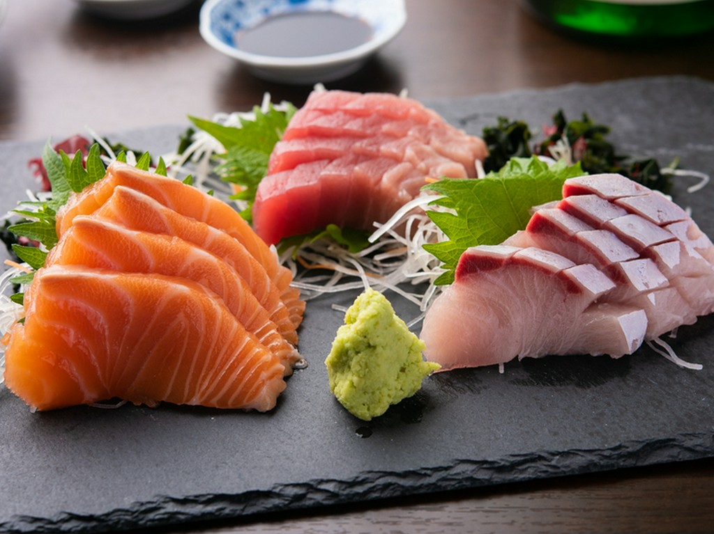 その時期に一番美味しい鮮魚の盛り合わせ。コースで楽しめる『鮮魚造り盛』
