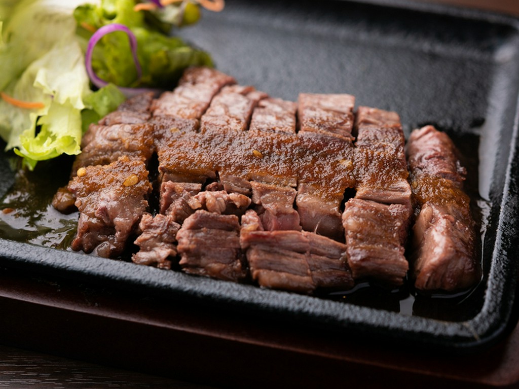 厚みのある鉄板で焼くからこその味わい。ハラミの良さを存分に堪能できる『鉄板ハラミステーキ』