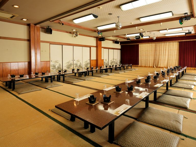 最大100名様が集える大広間、舞台を設えた部屋など、空間も多様