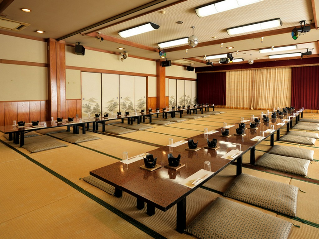 最大100名様が集える大広間、舞台を設えた部屋など、空間も多様