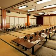 4つのお部屋をご用意。1階に椅子席の松の間。足、腰の悪い方や高齢の方に人気部屋。2階に舞台がある桜の間。カラオケ有ります。顔合わせ、接待に良い梅の間、100名様までOKの大広間があり、どんなシーンにもご対応。