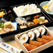 故人を偲ぶお集りにふさわしい仕出し料理をご指定の場に配達。ご法事用のお弁当、ご葬儀当日の精進料理に加え、お通夜の席にも助六寿司などを迅速にお届け。四日市・亀山市・鈴鹿市へ配達可能です。