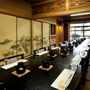 料理・設えともに四日市屈指の老舗料理店。接待・会食に安心してご利用いただけ、高い満足感をお届けします。『会席料理』はメニュー3種のほか、ご予算に応じて柔軟にアレンジ。人数に応じて送迎バスのサービスも。