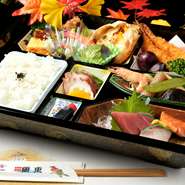 旬を味わえる多彩な料理をきれい＆バランスよくお弁当に。皆様での集りで味わった後、お弁当パックなので、そのまま持ち帰れるのも利点。法事、お祝い事、運動会などのご利用が多く、ご予算の相談も可能です。