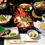 季節感あふれる炊き立ての釜ごはんが評判で、味もボリュームも大満足。お祝い事、人生の節目のご会食、法事、会社宴会など、多彩なシーンにぴったり。既存のメニューに加え、ご予算に応じて料理の相談を承ります。