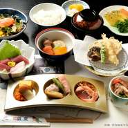 最大100名様が集える大広間、舞台がある部屋があり、お昼にはランチ膳を楽しみながらのご会食が好評。旬魚介のお造りや天ぷらなど、季節の味覚が集います。会社会議、同窓会、カラオケ会、踊りの会などにどうぞ。