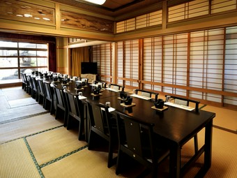 100名様までOK。お祝い事の会食、忘年会、法事などの場に！