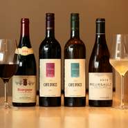 国産やブルゴーニュ産ワインなど、世界各国のワインが揃っています。その数、赤白合わせて常時約30種ほど。個性豊かなワインと職人が織りなす至極の料理とのマリアージュを、存分に満喫してみてはいかがでしょうか。