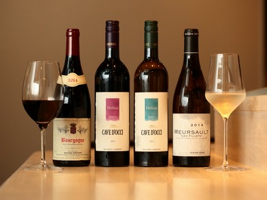 世界各国の銘酒が赤白合わせて常時30種類ほど揃う