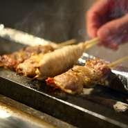 料理に使用するのは、店主の出身地新潟の食材が中心。『やきとり』に使用するのは東京では珍しい「にいがた地鶏」や「越の鶏」です。塩や味噌などの調味料選びも徹底。店主の料理にかける強い思いが感じられます。