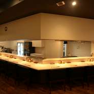 気持ち良く食事ができるように、店内の隅々にまで快適さが追求されています。間隔が広めにとられた座席に、肘付きの座り心地の良い椅子。真空管アンプを備え、音響やBGMにまで細やかな気配りが行き届いています。