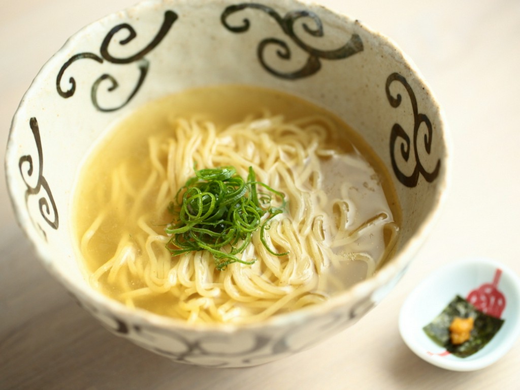 最後の一滴まで飲み干せる極上のスープが絶品の『かけそば』