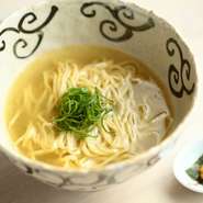 「にいがた地鶏」のガラでとった出汁に、羅臼昆布、煮干し、干し椎茸、追い鰹のスープをブレンド。さらに鶏油を加え、深みのある味わいに仕上がっています。自家製練り柚子を途中で入れて二度楽しめるのも魅力。