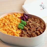 お土産用として人気の弁当です。わっぱ容器に木のスプーンで、そのままレンジで温められるのもうれしい。甘めの味付けになっているので、大人から子供まで幅広く愛されています。