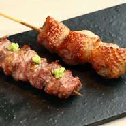 名物の『やきとり』に使用するのは、新潟県長岡市栃尾で育った「にいがた地鶏」。丸鶏で仕入れて、店内でさばき、丁寧に串打ちされています。地鶏らしいしっかりとした食感と濃厚な旨味、臭みがないのが特徴です。