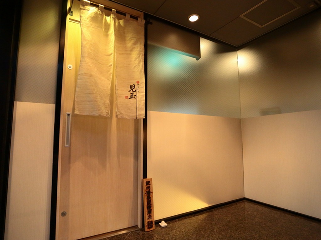 利便性の良い三軒茶屋に店を構える『やきとり』の名店