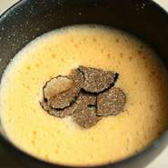 まかないから誕生したメニュー。泡立つほどに混ぜた卵液にご飯を入れて、ご飯を一粒一粒玉子でコーティングしているので、するするっと食べられます。散らしたトリュフの香りも抜群。コース料理の〆にぴったりです。