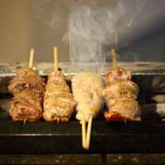 『やきとり』には、「にいがた地鶏」を使用しています。丸鶏で仕入れて店内でさばき、一本一本丁寧に串打ち。紀州備長炭の燻香を纏わせながら焼く独自の焼き方で、柔らかく風味豊かな仕上がりを実現しています。