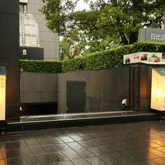 ビルに囲まれた都心にひっそりと佇む、落ち着いた大人の隠れ家