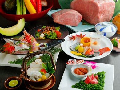 店名を冠した人気メニュー、鉄板焼きの醍醐味と繊細な日本料理を堪能できる『若会席コース』