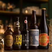 日本、アメリカ、スコットランドなどのクラフトビールを生・ボトルとも入れ替わりで提供。豪快なステーキに合う銘柄が多く、グリル料理×ビールのペアリングが新鮮＆美味。希少なビッグボトルビールもラインナップ。
