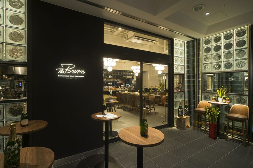 シーンに応じて使い分けできる、バーエリアとテーブル席を用意