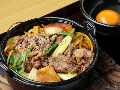柔らかい牛肉を生卵につけていただく『七福神焼きそば(すき焼き風)』