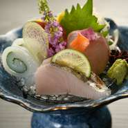 魚は京都の中央市場から、毎朝地元の八日市の市場に送られてきたものの中から、鮮度と質の良いものを厳選しているそう。また、野菜は地物を中心に、農家からも直接仕入れ、新鮮で滋味あふれるものを使用しています。