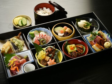 ハレの日にちょうどいい。見た目にも美しい本格的な日本料理を、自宅や職場でも味わえる『松花堂弁当』