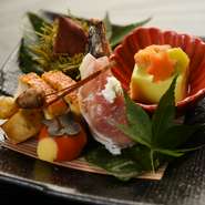会席料理の中の『八寸』は、まさに日本料理の「顔」とも言える一品。旬の様々な食材を合わせ、季節感あふれる一皿に仕上げる職人技と美意識に、思わず感嘆してしまうこと請け合いです。