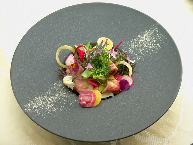 食を通して伝える魅力『近江牛の低温ロースト サラダ仕立て』