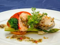 素材の美味しさに触れる『オマール海老とアワビのポワレ　香草風味のヴィネグレット』