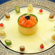 ホテルの料理人として活躍してきたシェフは、カジュアルな洋風の懐石も得意としています。第一印象からゲストを喜ばせるため、1品いっぴんに繊細な“美”が散りばめられています。