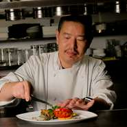 人びとの晴れ舞台やターニングポイントに立ち会ってきた橘シェフ。工夫を凝らした盛り付けも、肩の力を抜いて食事を楽しめる雰囲気づくりも。いかにゲストに喜ばせるかというシェフのこだわりによるものです。