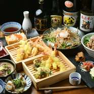 【天ぷら酒場　KITSUNE】の名物がリーズナブルな料金で存分に堪能できるコース料理は嬉しい飲み放題付き。日曜日から木曜日限定のお得なコースもあり、2名から予約が可能です。